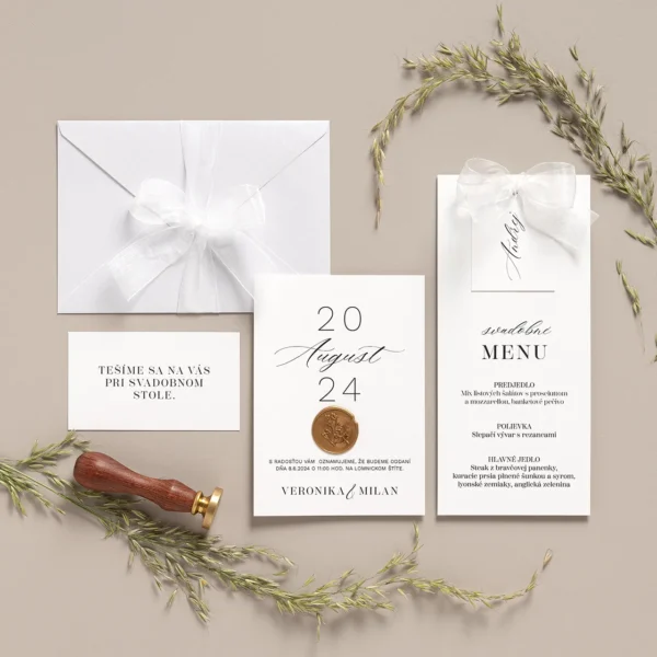Jednoduché svadobné oznámenie s pečaťou s pozvaním k stolu striebornou obálkou a menu