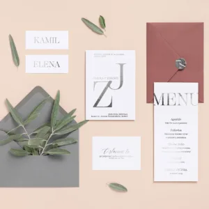 Moderné svadobné oznámenie s metalickým strieborným textom, pozvaním k stolu, menu, obálkami a menovkami